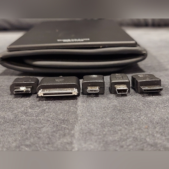 SHARPER IMAGE PORTABLE CHARGING VALLET CHARGE 3 DEVICES 5 DIFFERENT POWER TIPS - Picture 9 of 10